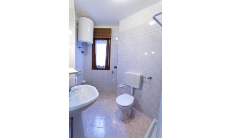 Ferienwohnungen RESIDENCE BOLOGNESE: A4 - Badezimmer mit Duschvorhang (Beispiel)