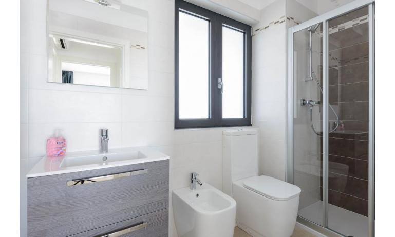 Ferienwohnungen VERDE: C6x - Badezimmer mit Duschkabine (Beispiel)