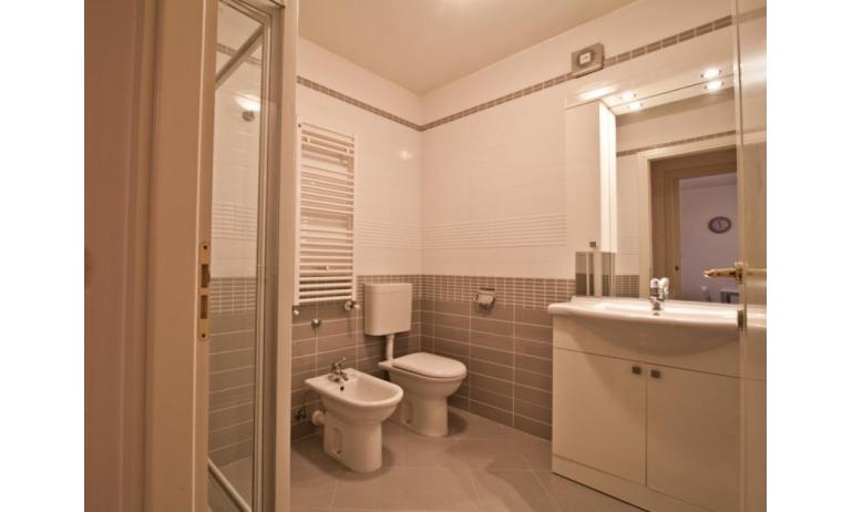 Residence COSTA AZZURRA: B4 - Badezimmer mit Duschkabine (Beispiel)