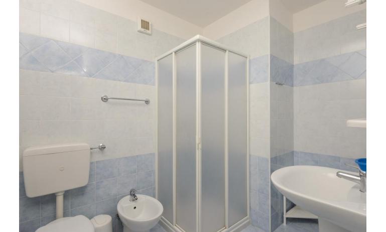apartments LUNA: B4/1 - bathroom with a shower enclosure (example)