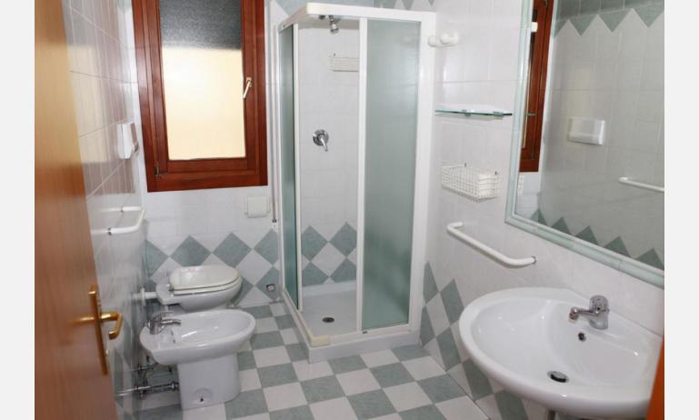 appartament MINERVA: B5 - salle de bain avec cabine de douche (exemple)