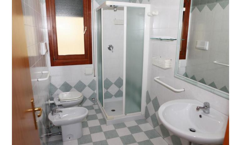 Ferienwohnungen MINERVA: B5 - Badezimmer mit Duschkabine (Beispiel)