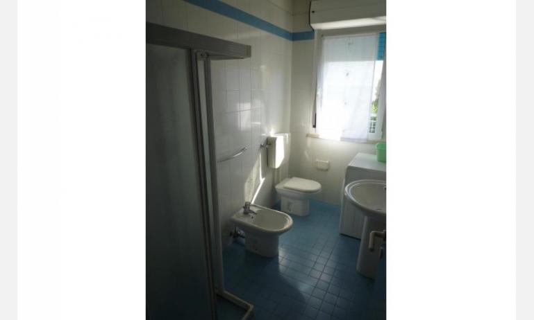 residence BALI: D8 - bagno con lavatrice (esempio)
