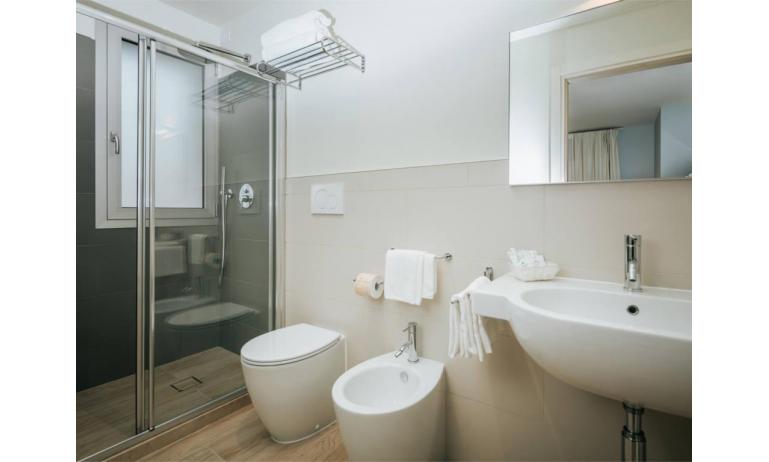 Aparthotel TOURING: BT view - Badezimmer mit Duschkabine (Beispiel)